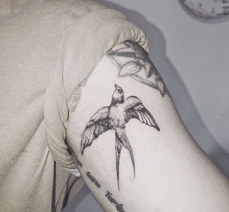 燕子纹身图片_肩部新传统纹身图案