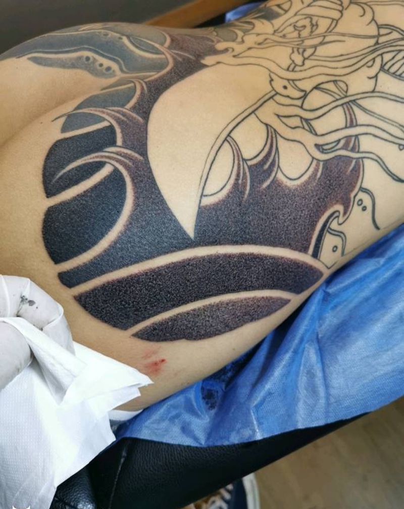 老传统 圆针版雾纹身图片_臀部老传统纹身图案