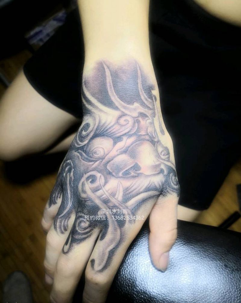 唐狮手背纹身图片_手部纹身图案
