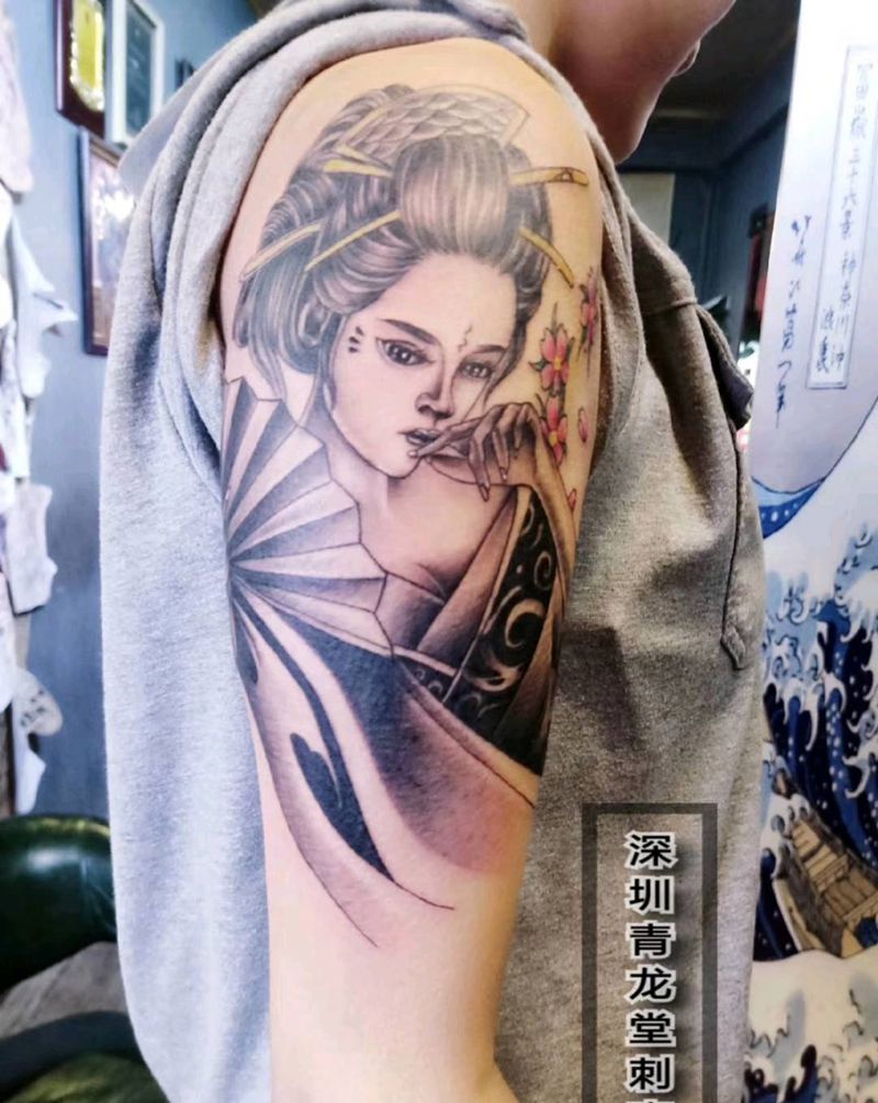 大臂艺妓纹身图片_手臂手部新传统纹身图案