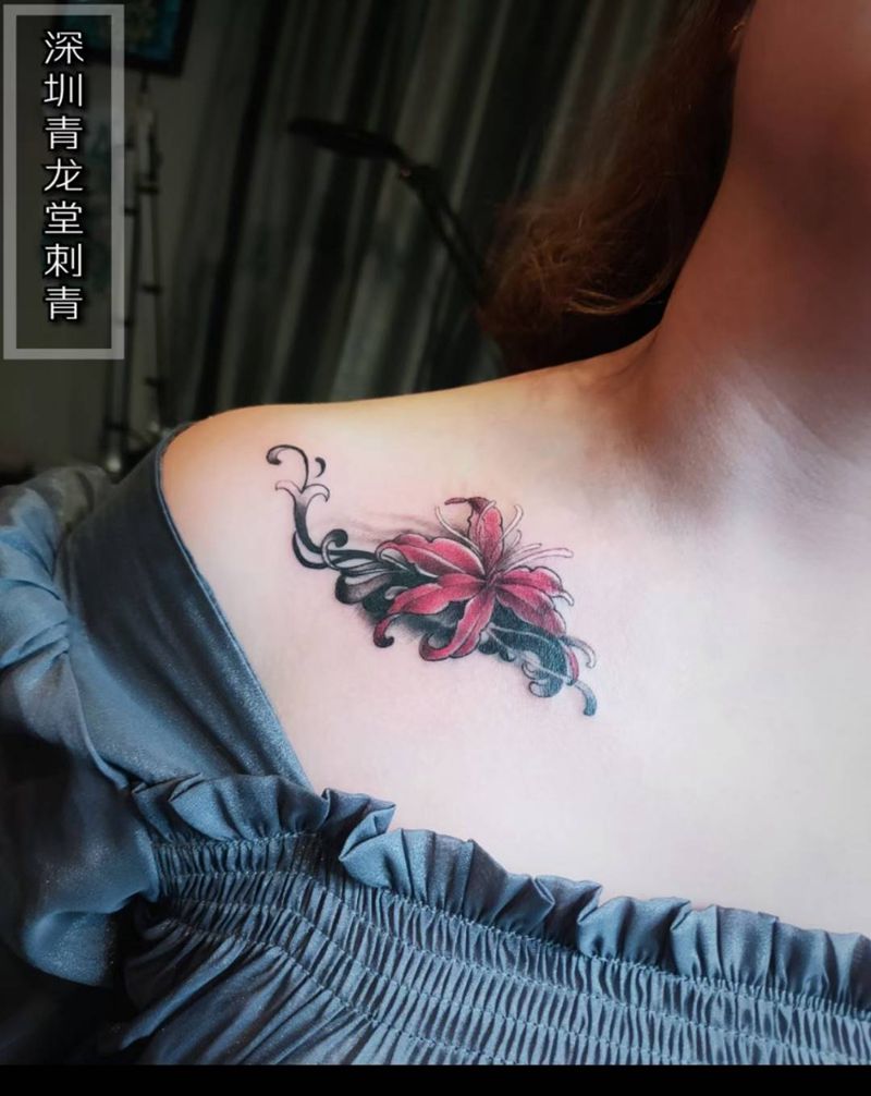 比岸花遮盖纹身图片_胸部新传统纹身图案