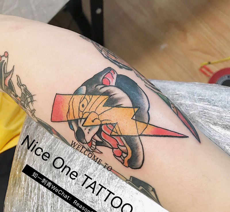 闪电黑豹纹身图片_手臂Old School纹身图案