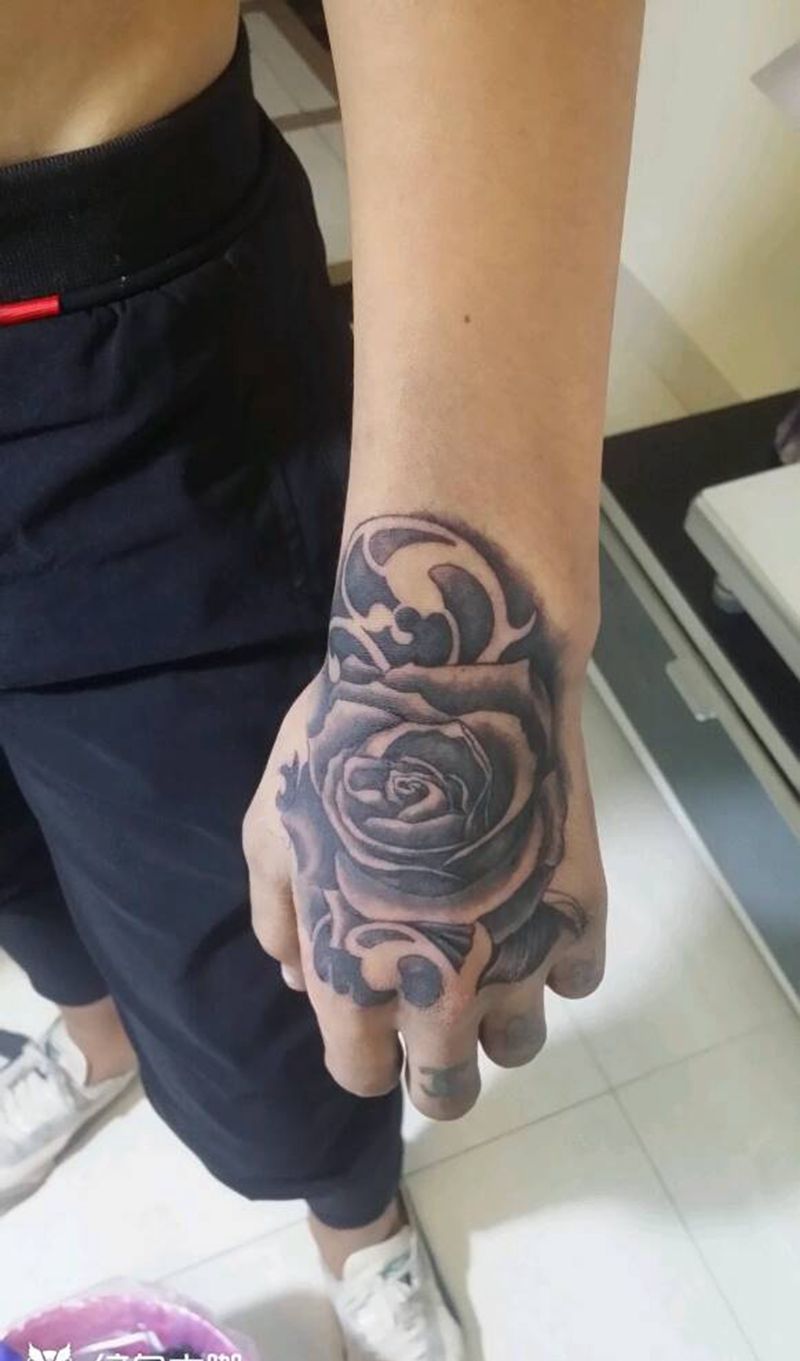 手背，黑白玫瑰纹身图片