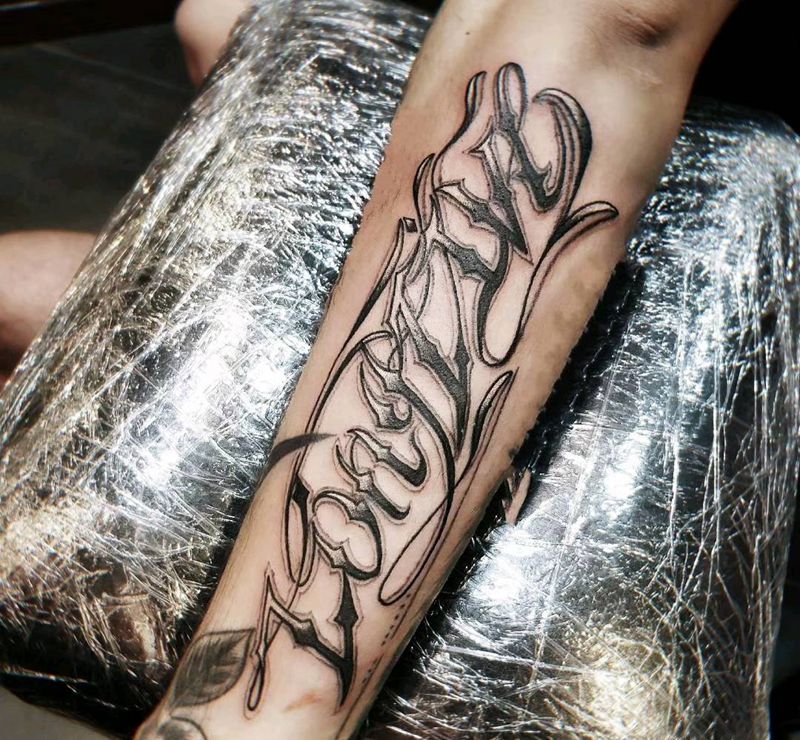 花体纹身图片_手部花体字纹身图案