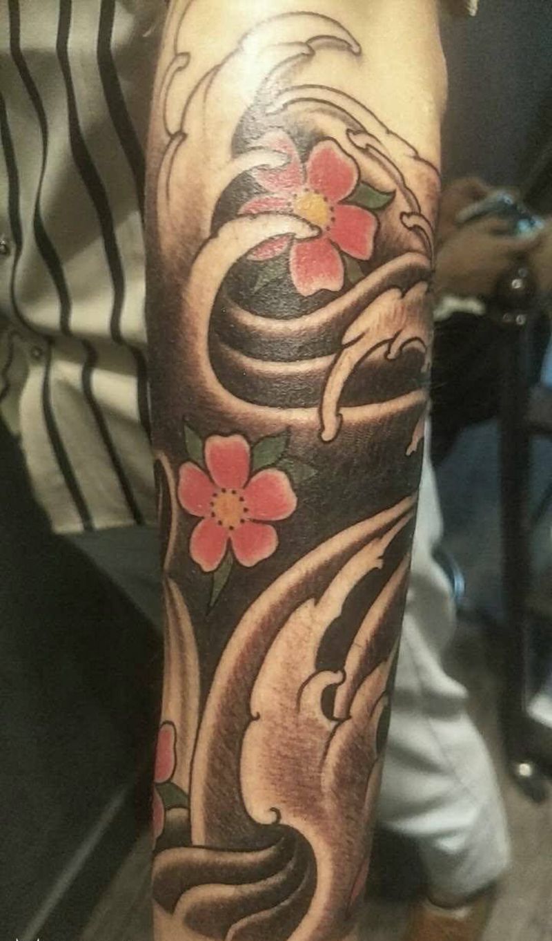 添加小臂水浪纹身图片