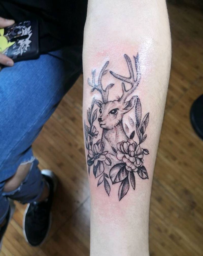 鹿纹身图片_手臂点刺纹身图案