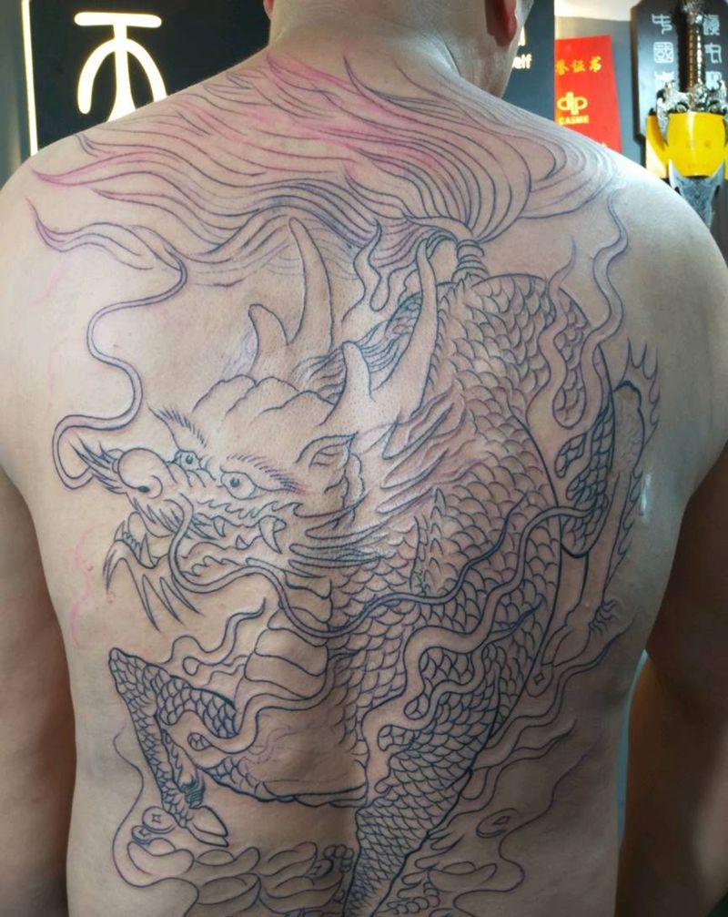 满背麒麟线条未完成纹身图片