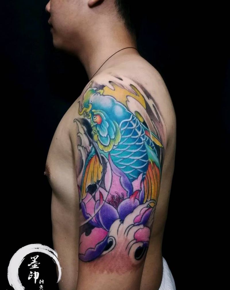 鲤鱼纹身图片_肩部手臂新传统鲤鱼彩色鲤鱼纹身图案