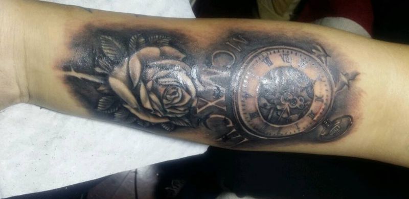 怀表玫瑰纹身图片