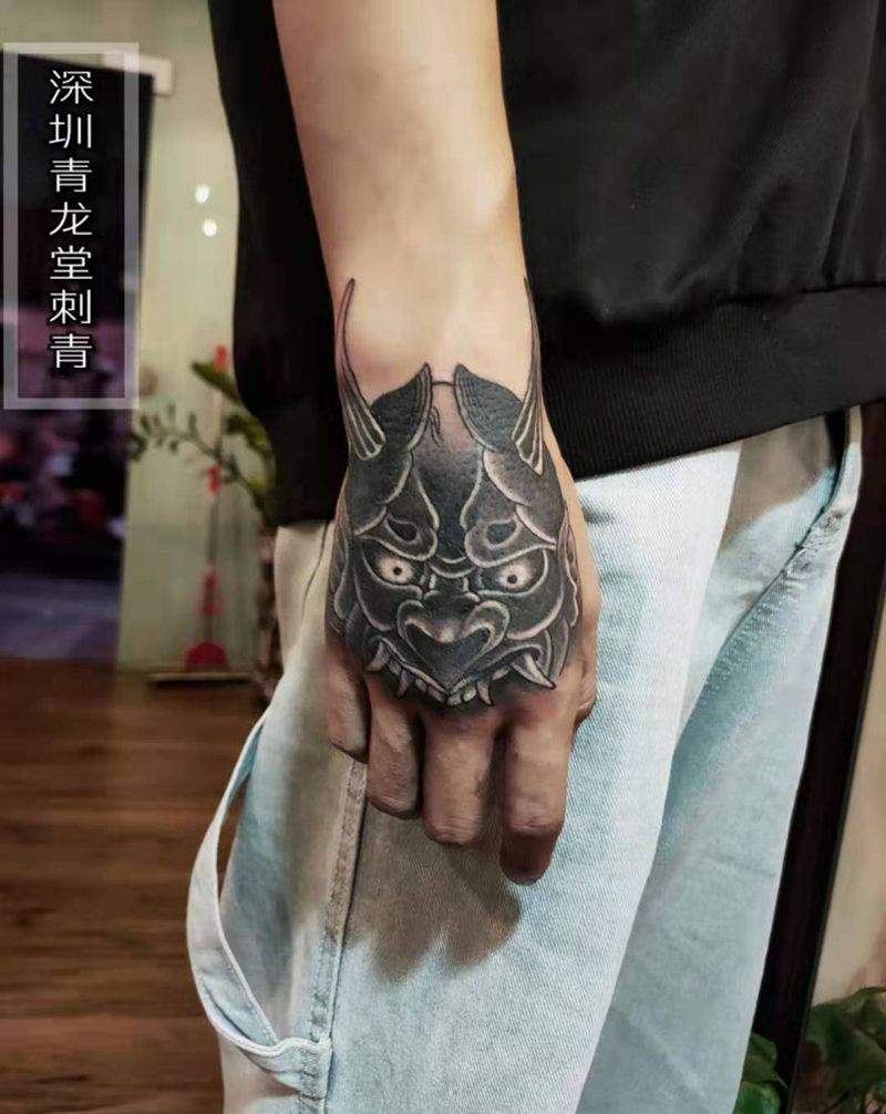 手背般若纹身图片_手部新传统纹身图案