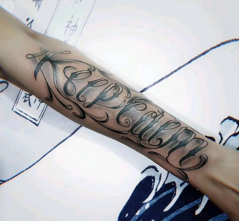 花体纹身图片_手部花体字纹身图案