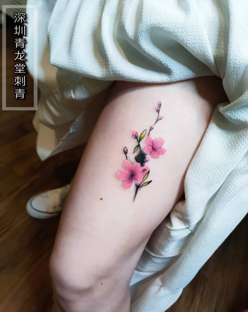 桃花纹身图片_腿部新传统纹身图案