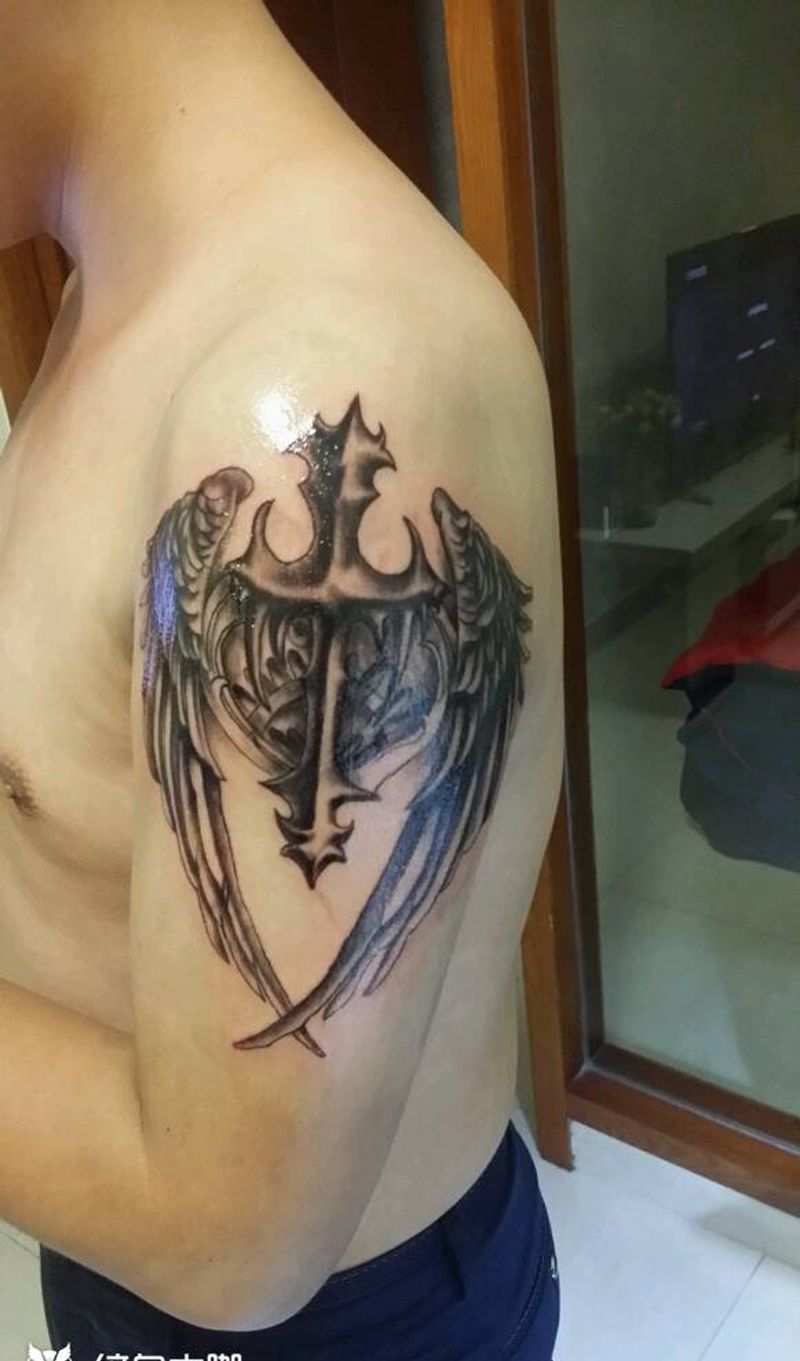十字架翅膀纹身图片