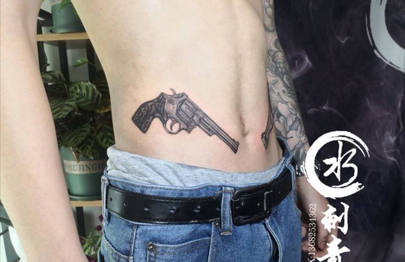 双枪纹身图片_腹部欧美写实纹身图案
