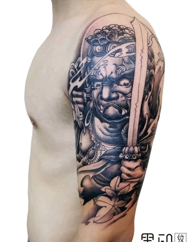 不动明王纹身图片_肩部新传统不动明王纹身图案