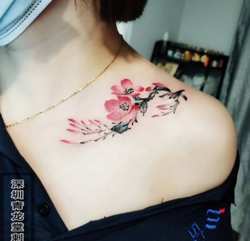 花纹身图片_胸部水彩纹身图案