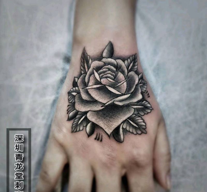 手背花纹身图片_手部新传统纹身图案