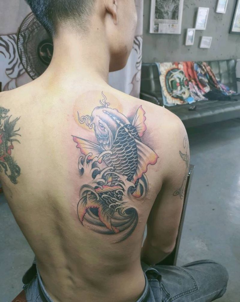 男士后背鲤鱼纹身图片_背部新传统纹身图案