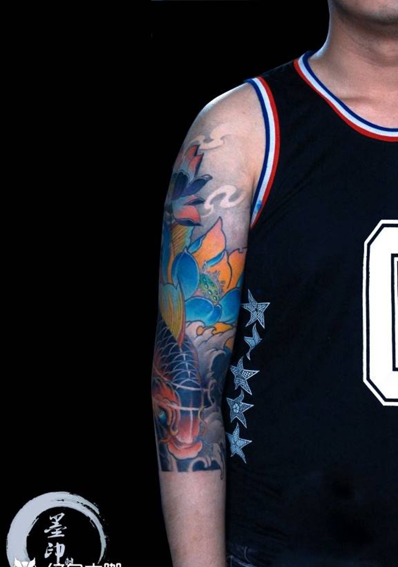 花臂 七分袖纹身图片_肩部手臂新传统鲤鱼七分袖花臂纹身图案