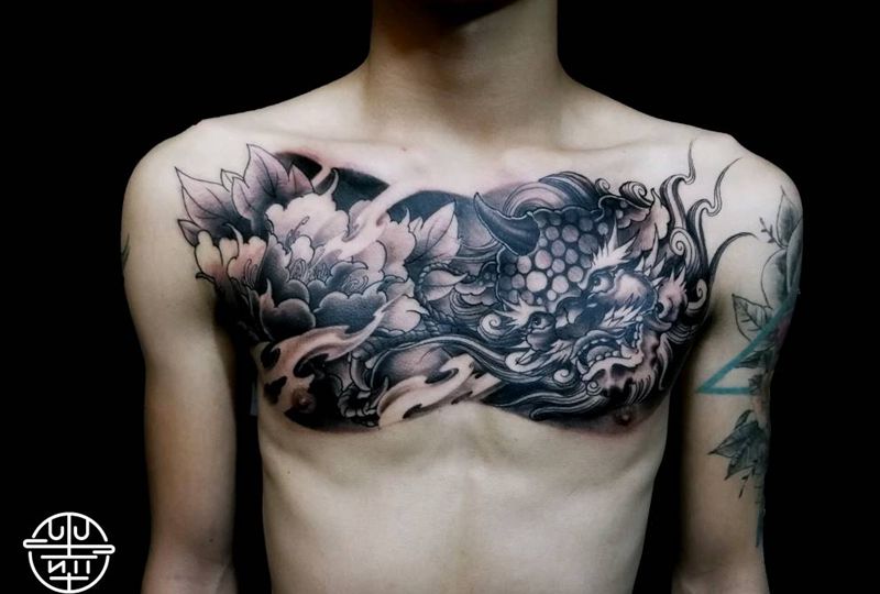 花胸纹身图片_胸部新传统唐狮花胸纹身图案