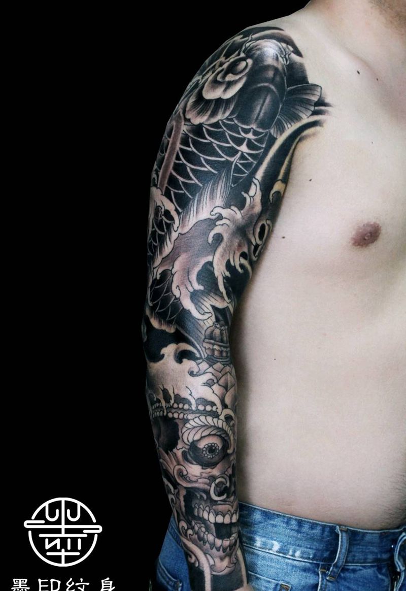 花臂纹身图片_手臂肩部新传统花臂鲤鱼花臂遮盖嘎巴拉纹身图案