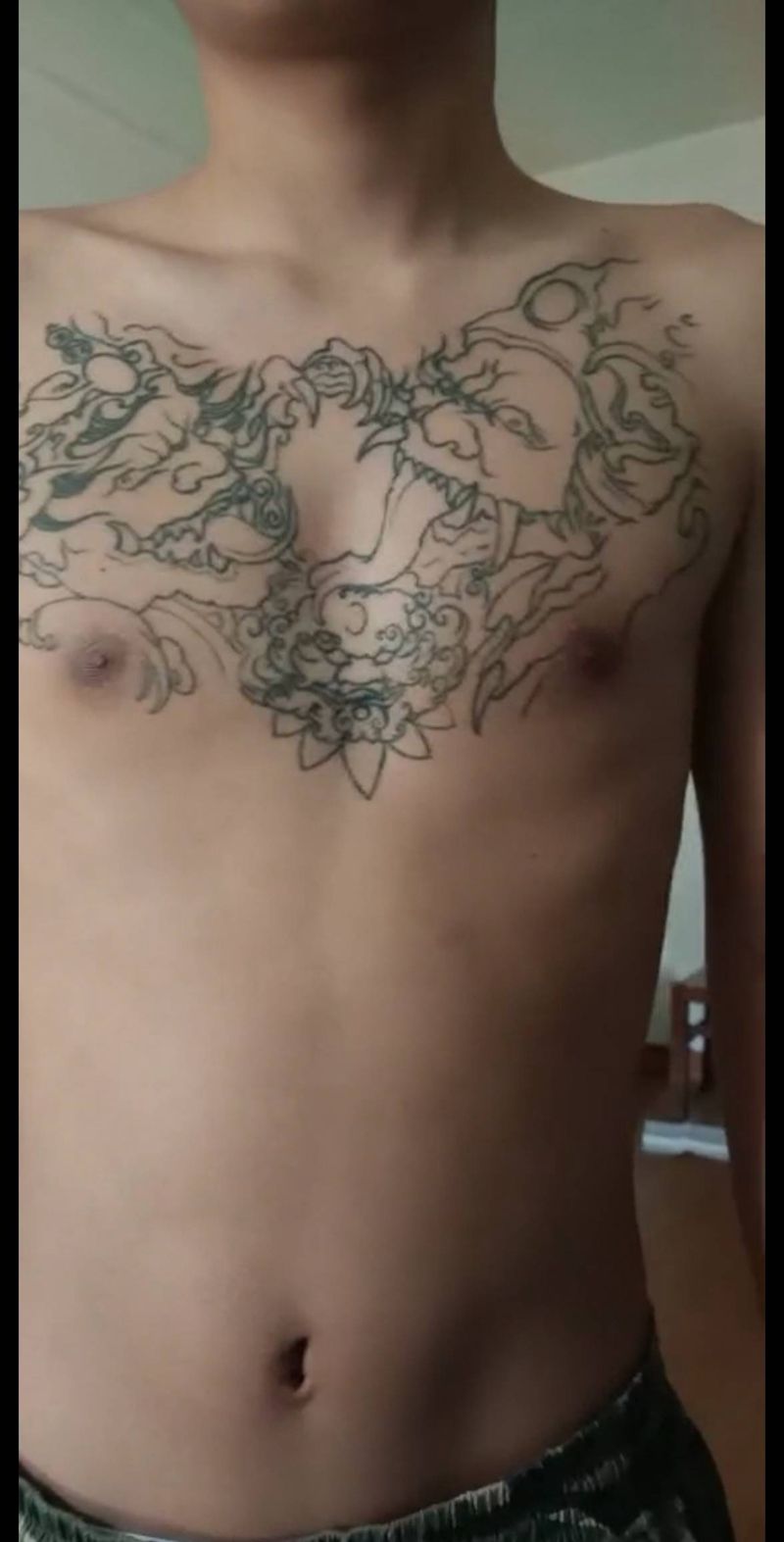 修改花胸纹身图片_胸部新传统纹身图案