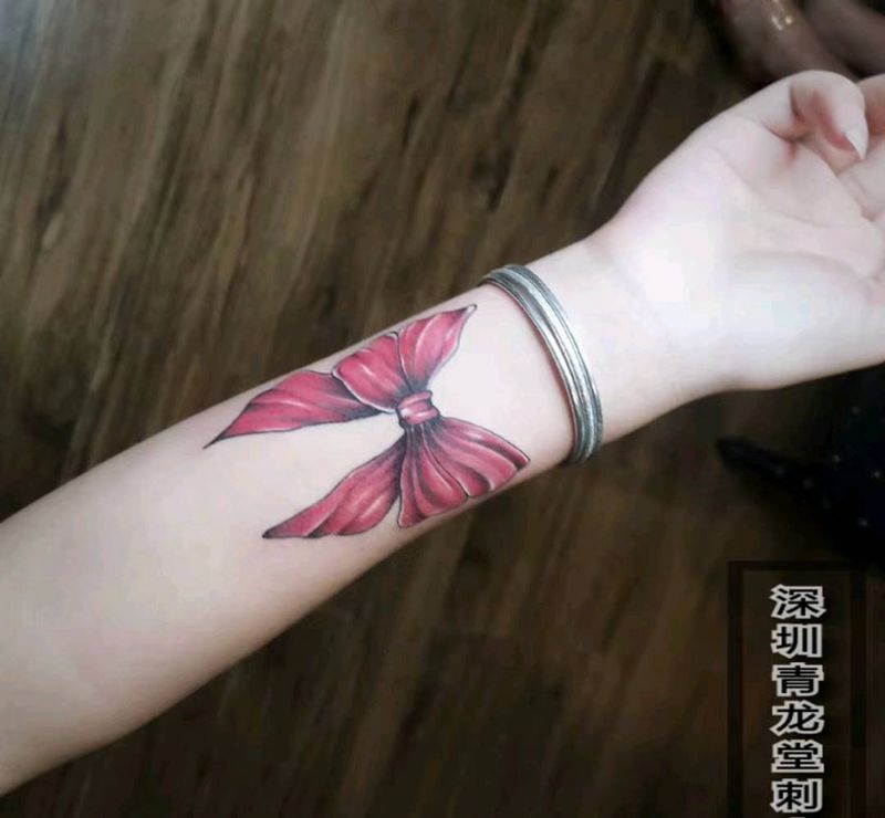 蝴蝶结纹身图片_手部新传统纹身图案