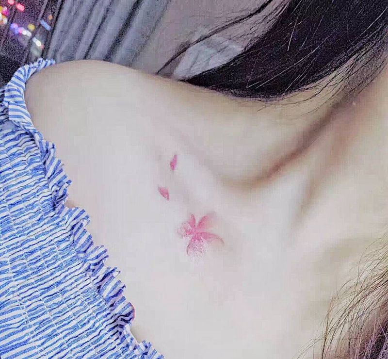 樱花纹身图片_胸部成品清新植物原创纹身图案