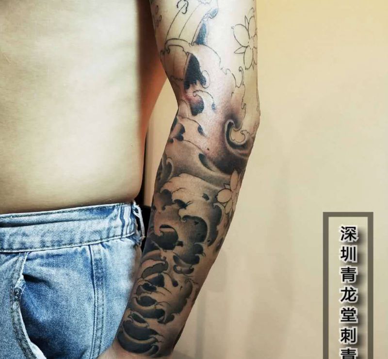浪臂未完纹身图片_手臂新传统纹身图案