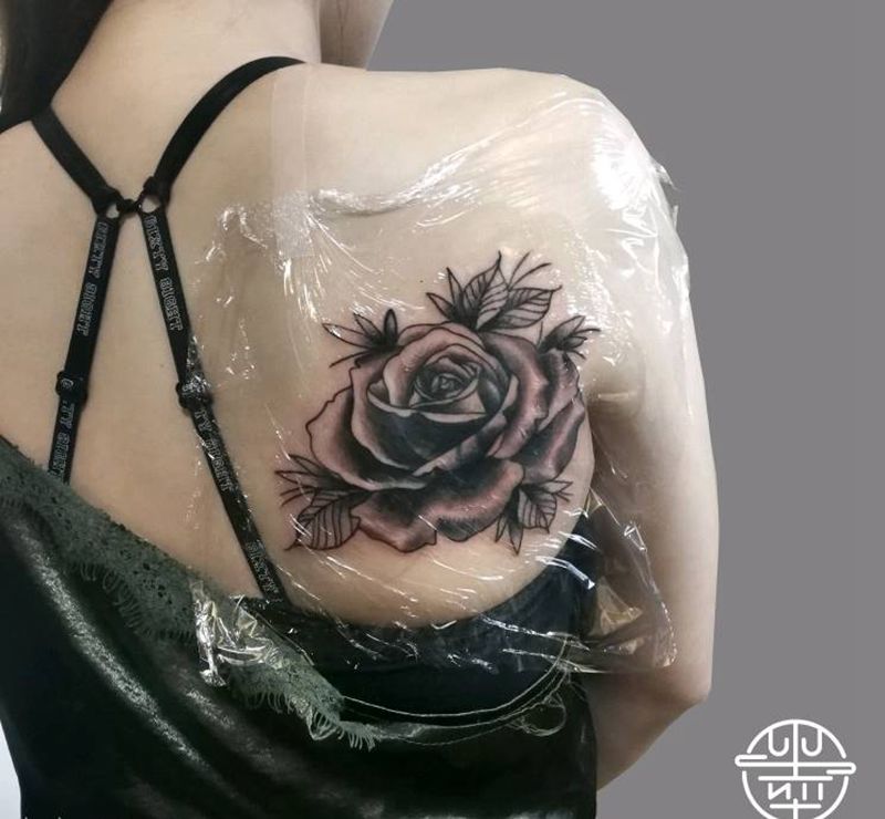玫瑰 遮盖图纹身图片_肩部背部欧美写实水墨遮盖玫瑰纹身图案