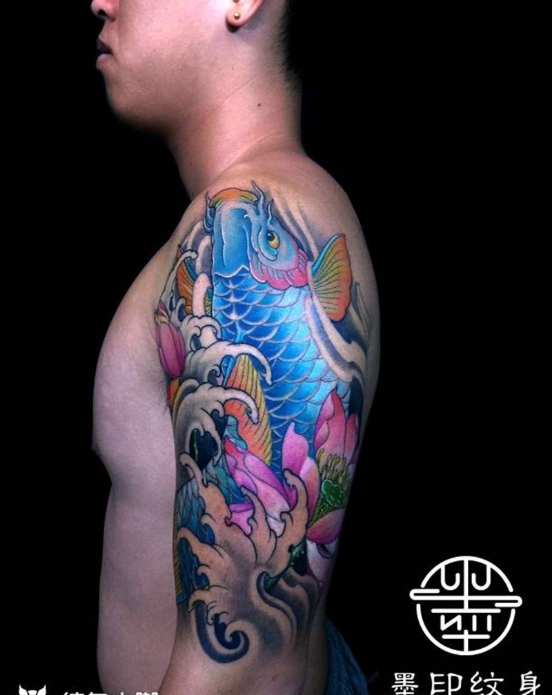鲤鱼纹身图片_肩部手臂新传统鲤鱼彩色鲤鱼纹身图案