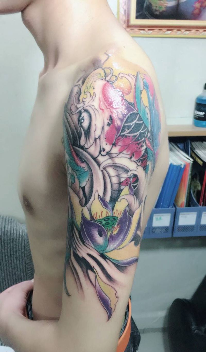 重彩锦鲤纹身图片