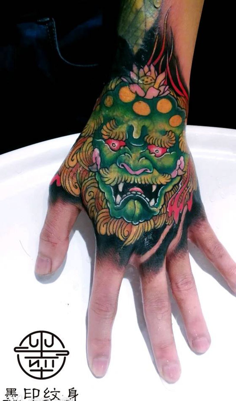 唐狮【遮盖】纹身图片_手臂手部新传统唐狮手背遮盖纹身图案