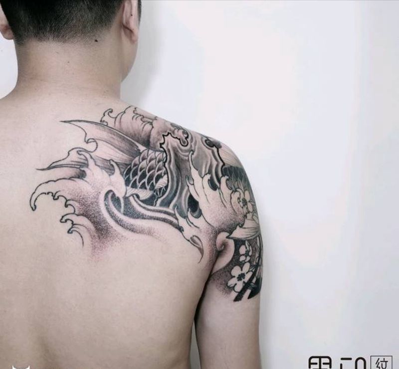 鲤鱼纹身图片_手臂肩部新传统老传统遮盖鱼纹身图案