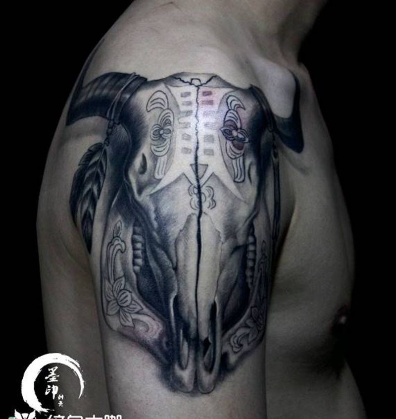 牛头 恢复后纹身图片_背部肩部新传统牛头牛骨头牛气冲天纹身图案