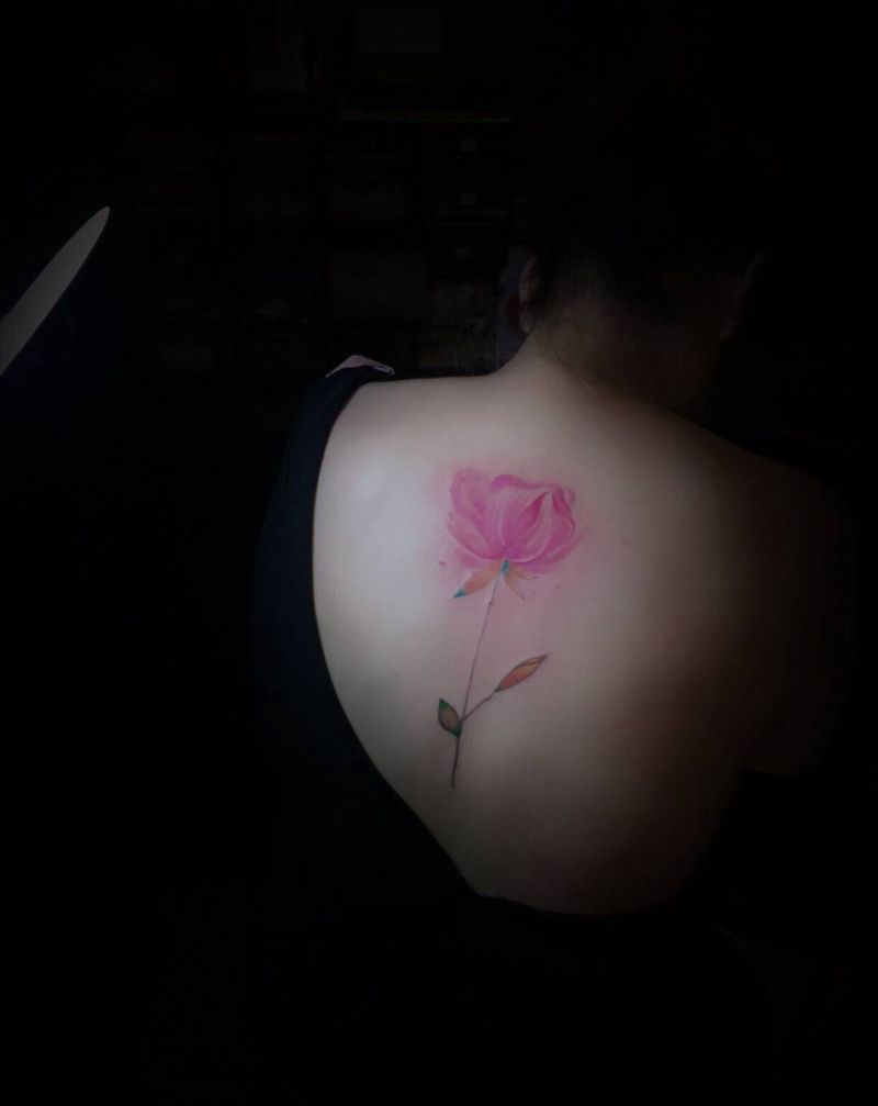 后背小花朵纹身图片