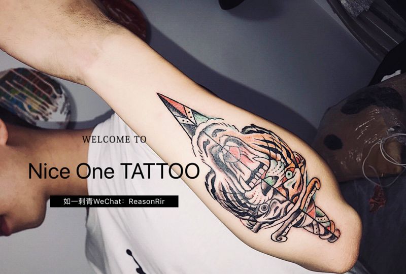 老虎匕首纹身图片