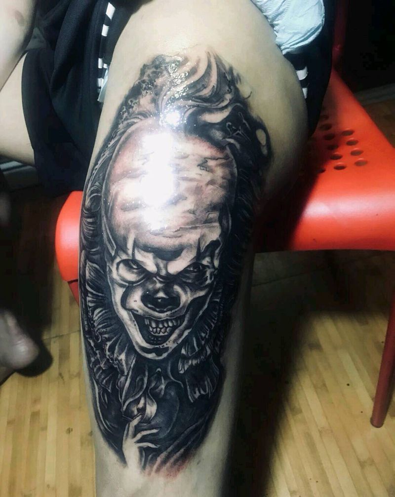 小丑纹身图片_腿部欧美人物成品纹身图案