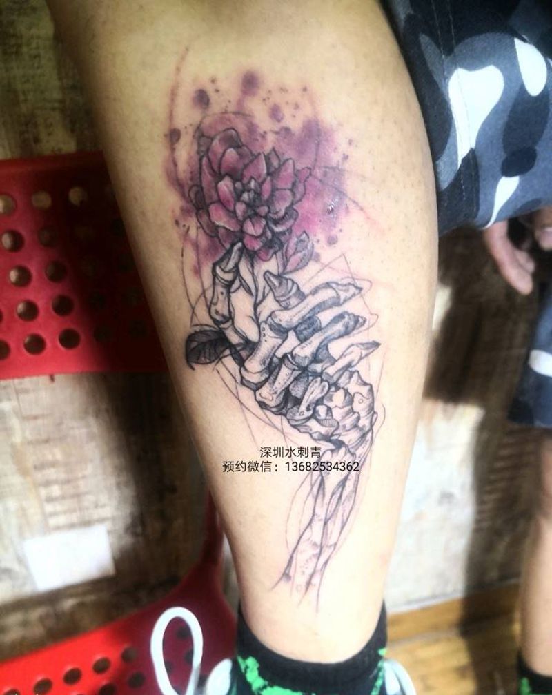 骷髅手纹身图片_腿部纹身图案