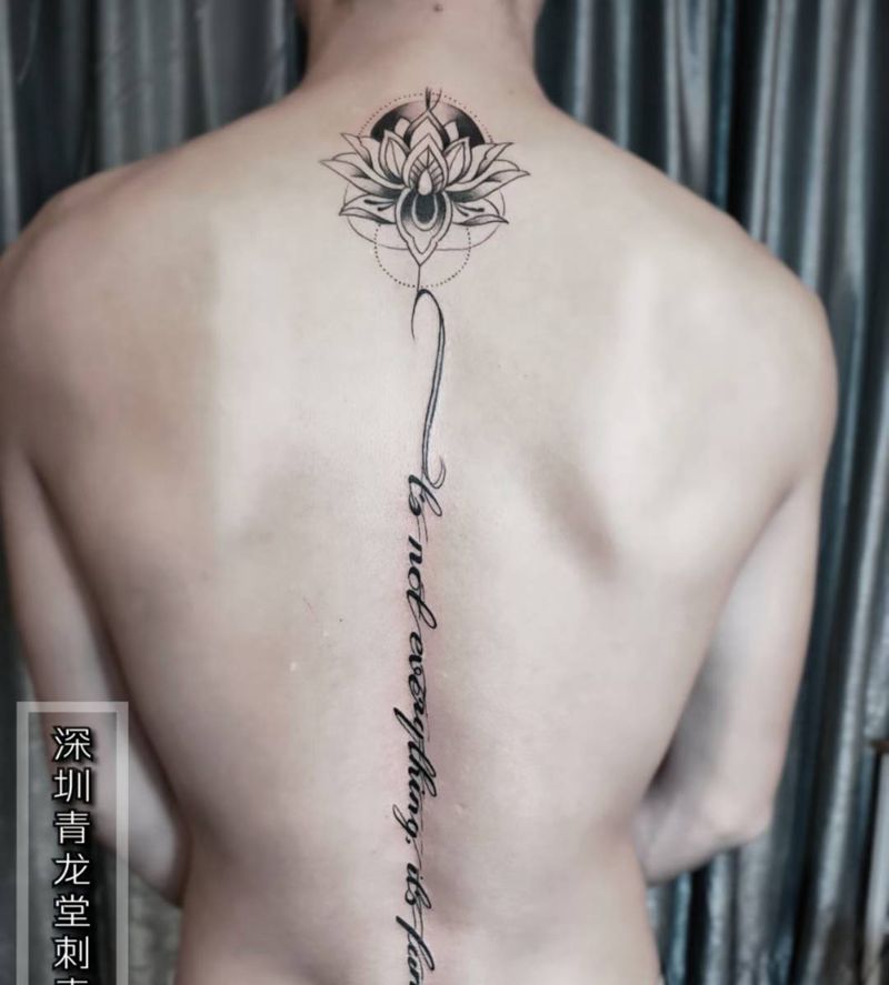 莲花纹身图片_背部花体字新传统纹身图案