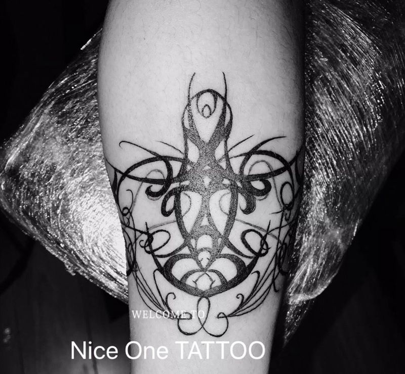 守护小作纹身图片_手臂花体字欧美写实纹身图案