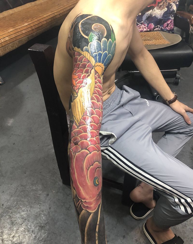 老传统鲤鱼花臂纹身图片_手臂老传统纹身图案