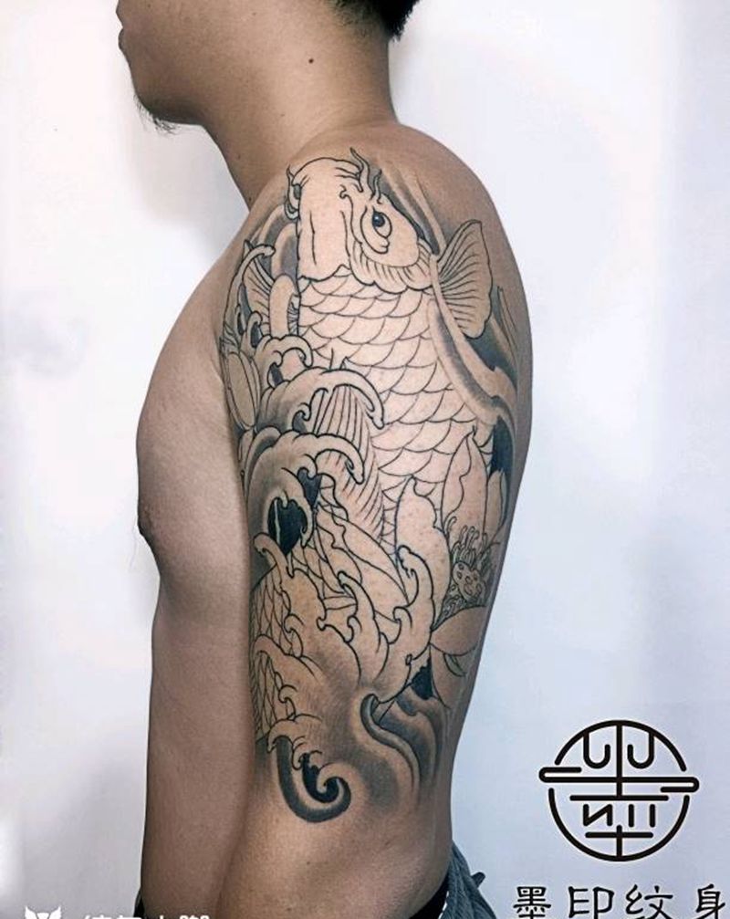 鲤鱼【恢复】纹身图片_肩部手臂新传统鲤鱼鱼纹身图案