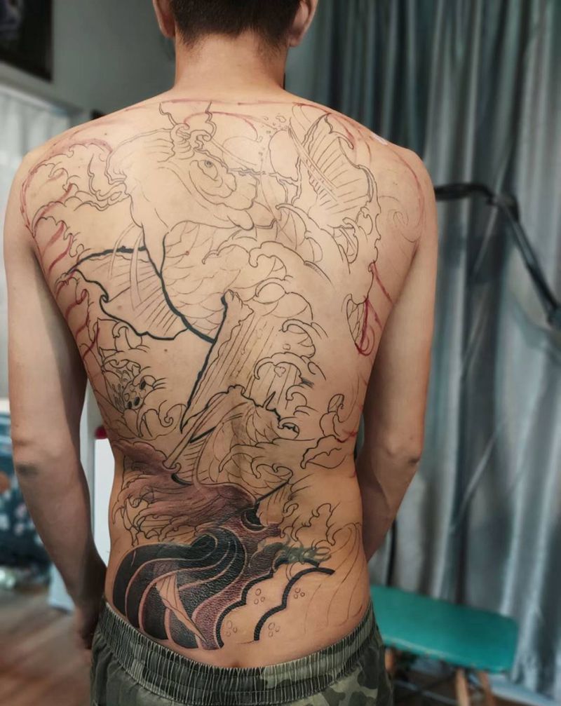 大背鲤鱼未完纹身图片_背部新传统纹身图案