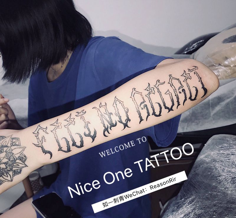 feel no regret纹身图片_手臂花体字纹身图案