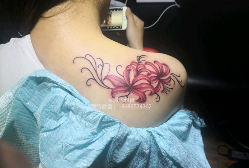 彼岸花纹身图片_背部纹身图案