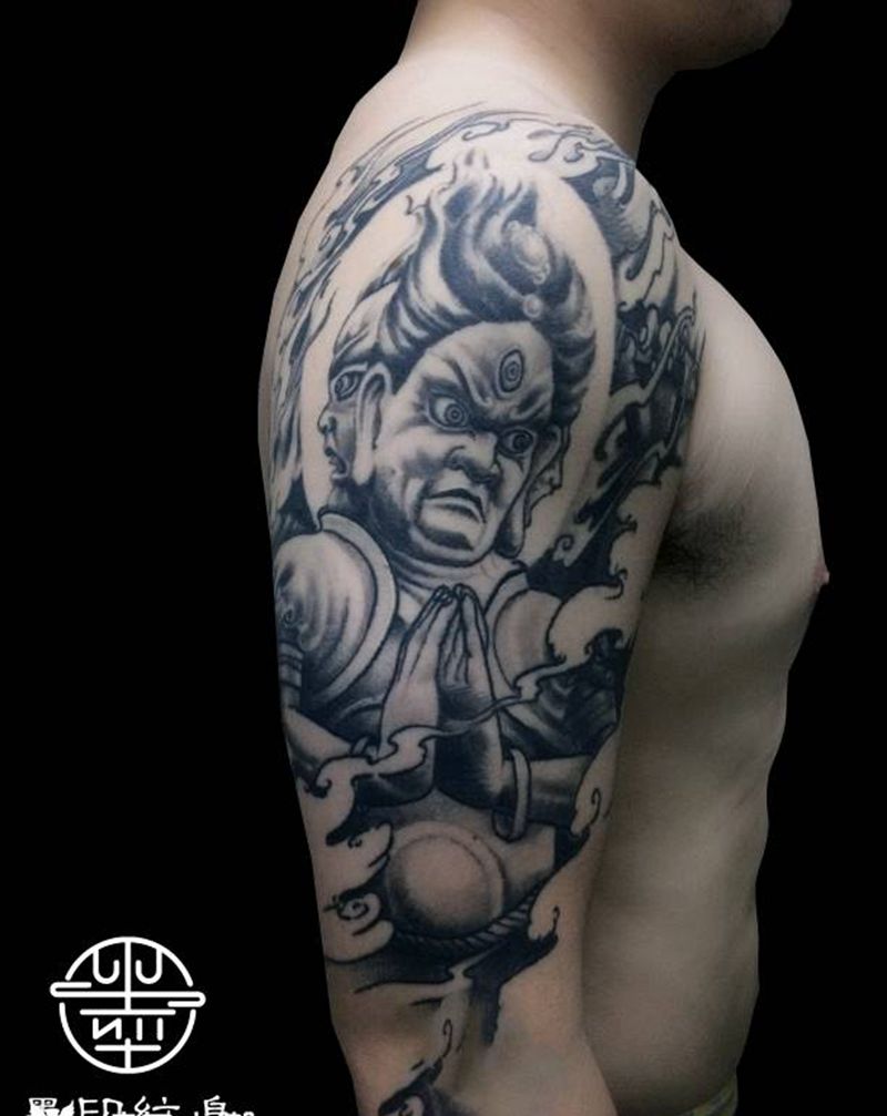 三面佛纹身图片_胸部手臂新传统三面佛纹身图案