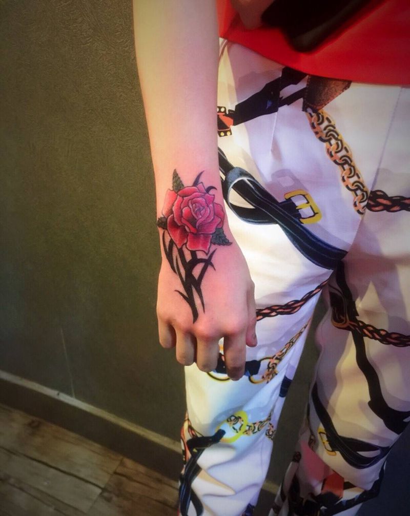 手中玫瑰纹身图片