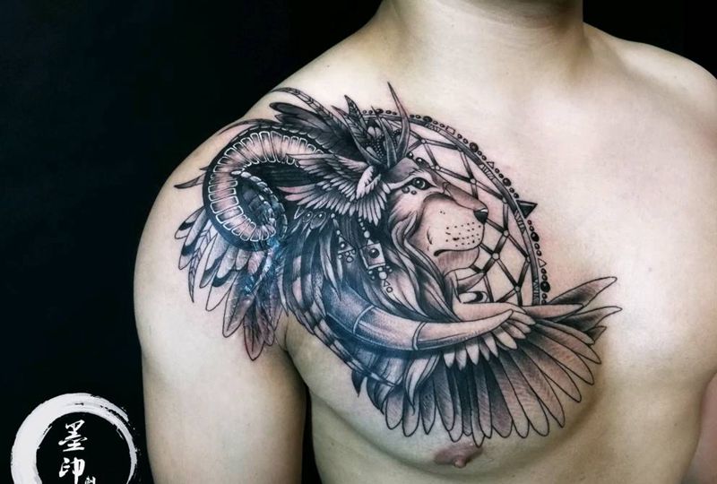 狮子【遮盖疤痕】纹身图片_胸部肩部New School新传统遮盖疤痕狮子纹身图案