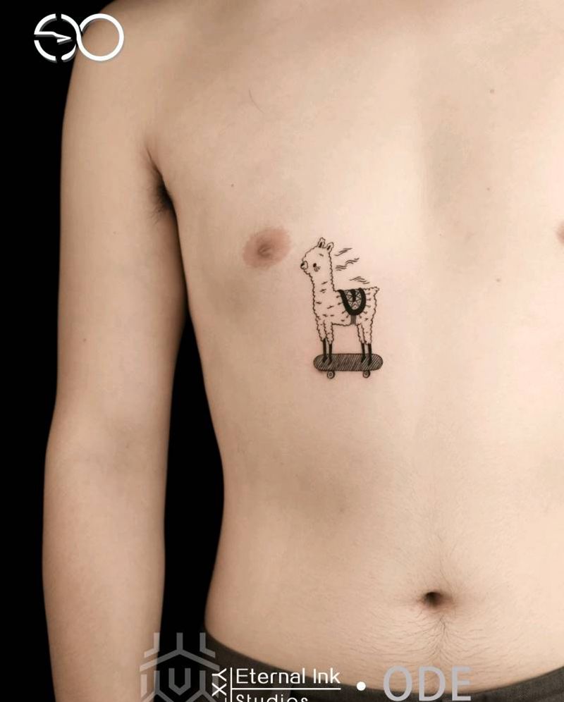 滑板羊驼纹身图片_胸部几何滑板羊驼纹身图案